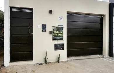 Imagem: A casa possui 3 Dormitórios, 2 Banheiros, 2 Vagas na garagem