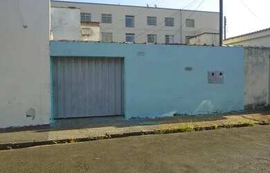 Imagem: A casa possui 2 Dormitórios, 1 Banheiro, 2 Vagas na garagem