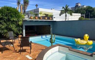 Imagem: A casa possui 5 Dormitórios, 5 Banheiros, 5 Vagas na garagem