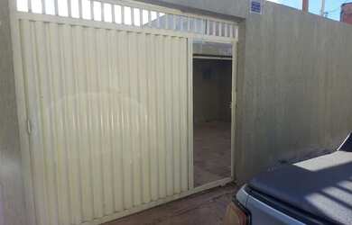 Imagem: A casa possui 1 Dormitório, 2 Banheiros e está localizado