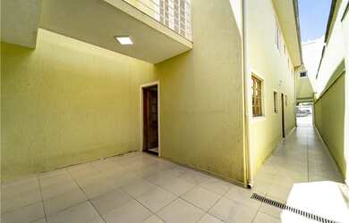 Imagem: A casa possui 3 Dormitórios, 4 Banheiros, 4 Vagas na garagem