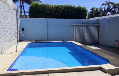 Imagem: A casa possui 3 Dormitórios, 2 Banheiros e 3 Vagas na garagem