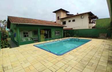 Imagem: A casa possui 4 Dormitórios, 3 Banheiros, 4 Vagas na garagem