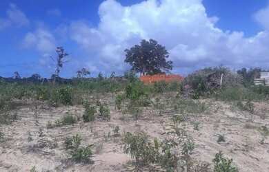 Imagem: O terreno possui 180m² de Área e está localizado em Arembepe