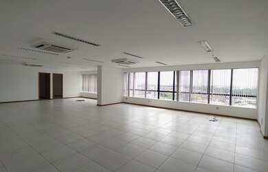 Imagem: O depósito possui 5 Vagas na garagem e 156m² de Área e está