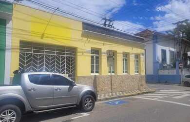 Imagem: A casa possui 4 Dormitórios, 4 Banheiros, 3 Vagas na garagem