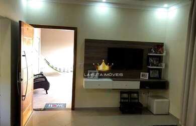 Imagem: A casa possui 3 Dormitórios, 2 Banheiros, 4 Vagas na garagem