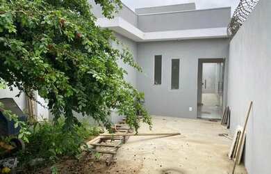 Imagem: A casa possui 2 Dormitórios, 2 Banheiros, 2 Vagas na garagem