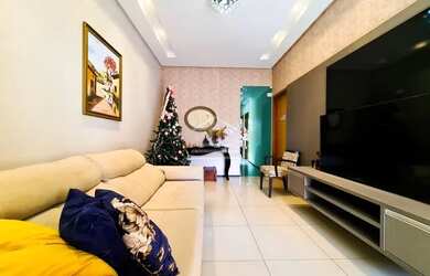 Imagem: A casa possui 3 Dormitórios, 2 Banheiros, 2 Vagas na garagem