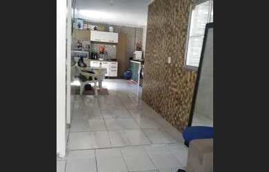 Imagem: A casa em condomínio possui 4 Dormitórios, 2 Banheiros, 2