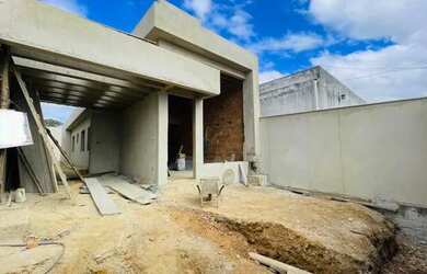 Imagem: A casa possui 3 Dormitórios, 2 Banheiros, 2 Vagas na garagem