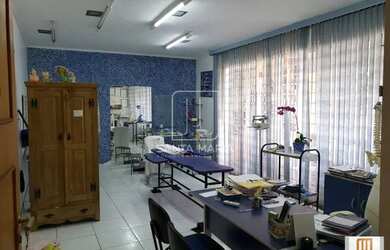 Imagem: O depósito possui 4 Vagas na garagem, 335m² de Área e está