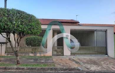 Imagem: A casa possui 2 Dormitórios, 2 Banheiros, 2 Vagas na garagem