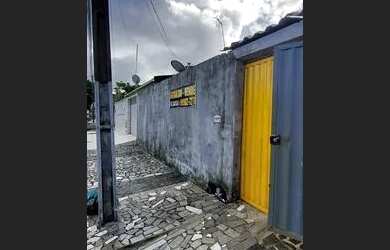 Imagem: A casa possui 3 Dormitórios, 2 Banheiros, 1 Vaga na garagem