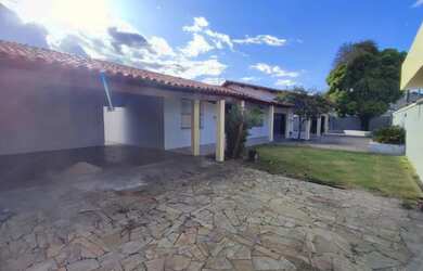 Imagem: A casa possui 4 Dormitórios, 4 Banheiros, 4 Vagas na garagem