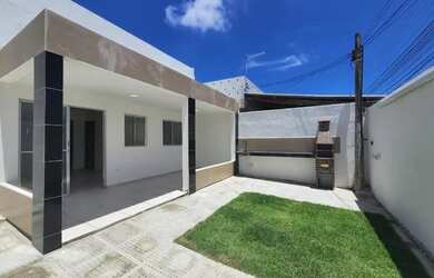 Imagem: A casa possui 3 Dormitórios, 2 Banheiros, 2 Vagas na garagem