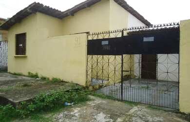 Imagem: A casa possui 2 Dormitórios, 1 Banheiro, 1 Vaga na garagem