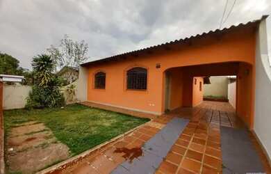 Imagem: A casa possui 3 Dormitórios, 1 Banheiro, 1 Vaga na garagem