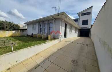 Imagem: A casa possui 3 Dormitórios, 4 Banheiros, 5 Vagas na garagem