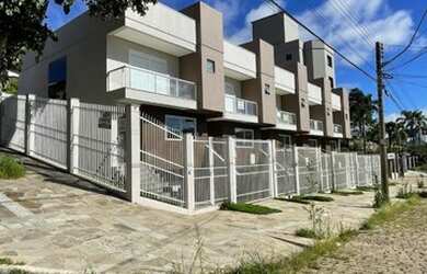 Imagem: A casa possui 3 Dormitórios, 1 Banheiro, 2 Vagas na garagem