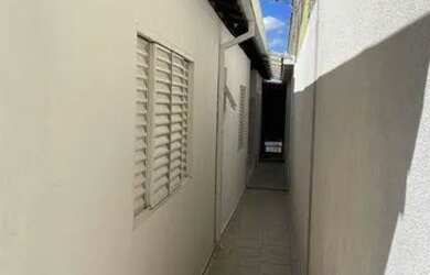 Imagem: A casa possui 2 Dormitórios, 2 Banheiros, 2 Vagas na garagem