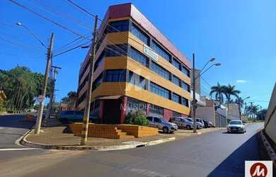 Imagem: O depósito possui 5 Vagas na garagem, 1.646m² de Área e