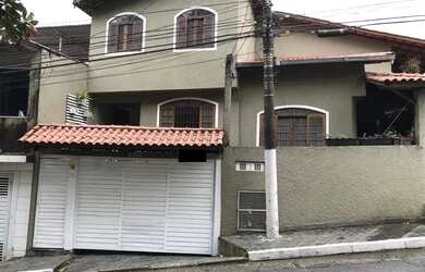 Imagem: A casa possui 3 Dormitórios, 2 Banheiros, 3 Vagas na garagem