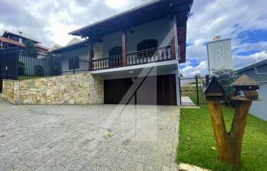 Imagem: A casa possui 3 Dormitórios, 3 Banheiros, 4 Vagas na garagem