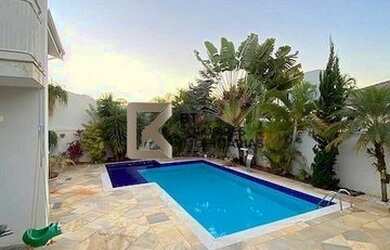 Imagem: A casa possui 4 Dormitórios, 5 Banheiros, 4 Vagas na garagem