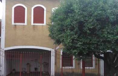 Imagem: A casa possui 3 Dormitórios, 3 Vagas na garagem, 140m² de