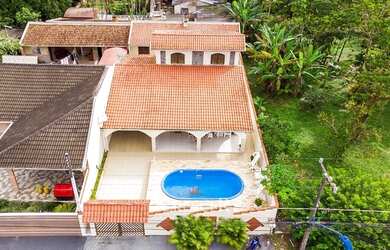 Imagem: A casa possui 4 Dormitórios, 3 Banheiros, 5 Vagas na garagem