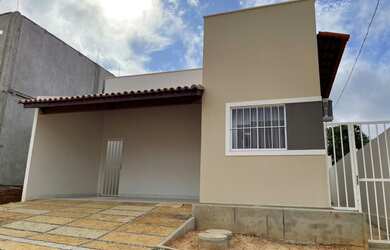 Imagem: A casa possui 3 Dormitórios, 2 Banheiros, 2 Vagas na garagem