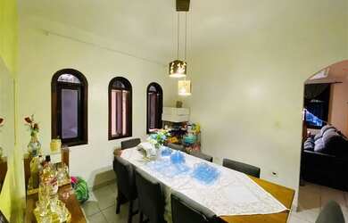 Imagem: A casa possui 3 Dormitórios, 2 Banheiros, 2 Vagas na garagem