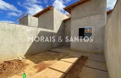 Imagem: A casa possui 2 Dormitórios, 1 Banheiro, 2 Vagas na garagem