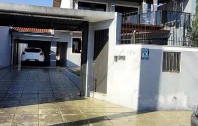 Imagem: A casa possui 4 Dormitórios, 1 Banheiro, 3 Vagas na garagem