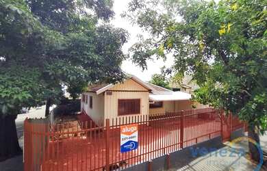 Imagem: A casa possui 4 Dormitórios, 2 Banheiros, 1 Vaga na garagem