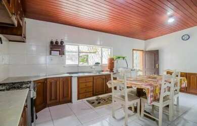 Imagem: A casa possui 3 Dormitórios, 2 Banheiros, 1 Vaga na garagem