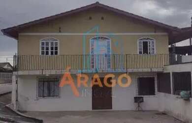 Imagem: A casa possui 4 Dormitórios, 2 Banheiros, 378m² de Área e