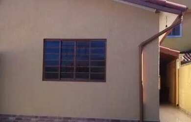 Imagem: A casa possui 1 Dormitório, 1 Banheiro, 1 Vaga na garagem