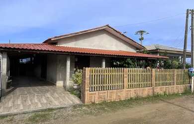 Imagem: A casa possui 5 Dormitórios, 2 Banheiros, 3 Vagas na garagem
