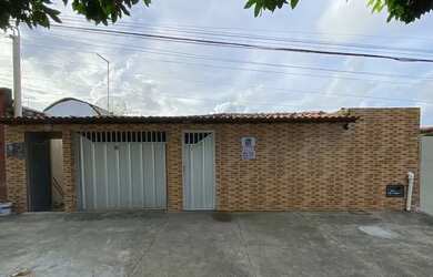 Imagem: A casa possui 4 Dormitórios, 3 Banheiros, 1 Vaga na garagem