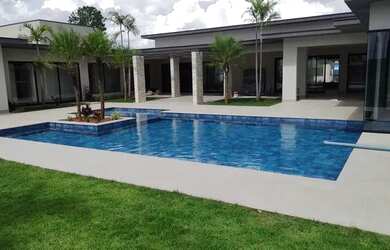 Imagem: A casa em condomínio possui 4 Dormitórios, 5 Banheiros, 624m²