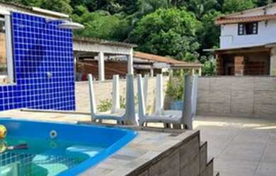 Imagem: A casa possui 3 Dormitórios, 4 Banheiros, 1 Vaga na garagem