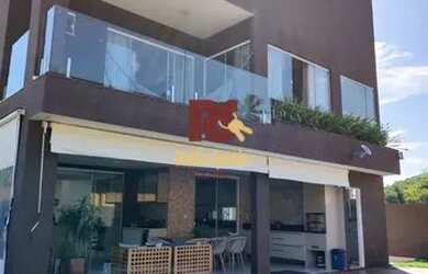 Imagem: A casa possui 4 Dormitórios, 1 Banheiro, 4 Vagas na garagem