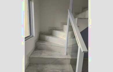 Imagem: A casa possui 2 Dormitórios, 1 Banheiro, 2 Vagas na garagem