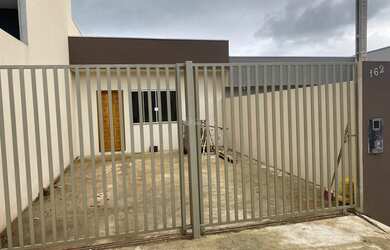 Imagem: A casa possui 2 Dormitórios, 1 Banheiro, 4 Vagas na garagem