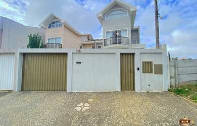 Imagem: A casa possui 2 Dormitórios, 2 Banheiros, 2 Vagas na garagem