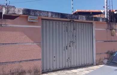 Imagem: A casa possui 3 Dormitórios, 2 Banheiros, 2 Vagas na garagem