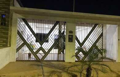 Imagem: A casa possui 3 Dormitórios, 2 Banheiros, 2 Vagas na garagem