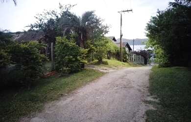 Imagem: A casa possui 3 Dormitórios, 2 Banheiros, 5 Vagas na garagem